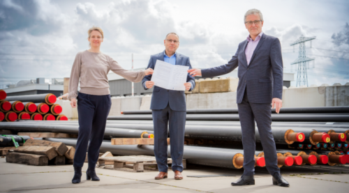 Overhandiging Industriestandaard aan Vewin. Jorien Schaaf (EBN) en Frank Schoof (Geothermie Nederland) bieden de Industriestandaard Duurzaam Putontwerp aan aan Hans de Groene (Vewin).