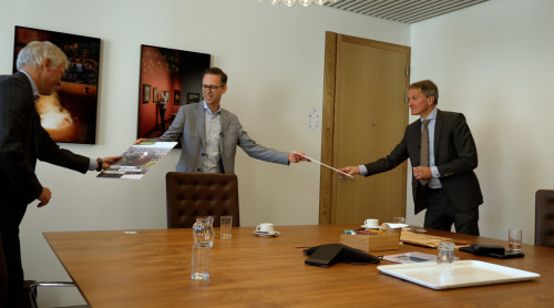 Marco van Soerland overhandigt het adviesrapport aan Sandor Gaastra, directeur-generaal Klimaat en Energie van het Ministerie van Economische Zaken en Klimaat, Hans Bolscher, voorzitter Geothermie Nederland en Ernst Japikse, voorzitter van Stichting Warmtenetwerk