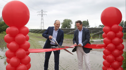 van links naar rechts: wethouder Rik van der Linden en Arjan ten Elshof, directeur Duurzame Energie van HVC openen zonnepark Amstelwijck