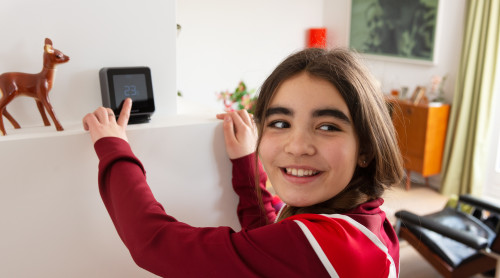 meisje klikt op thermosstaat