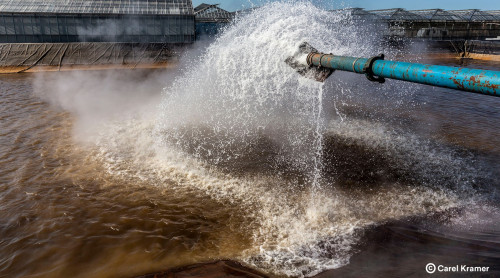 water stroomt uit leiding bij boorlocatie