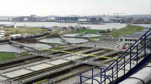 Foto vanaf het dak van de slibverbrandingsinstallatie bij HVC aan de Baanhoekweg met op de achtergrond de zuiveringsinstallatie en Sliedrecht