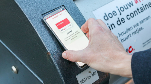 Met de digitale afvalpas op je smartphone de container openen
