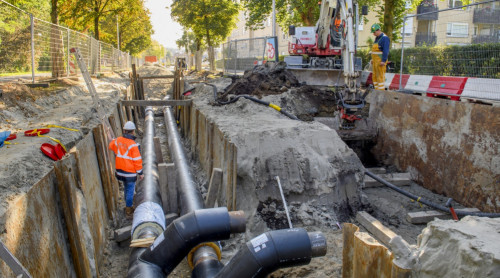 Foto van aanleg van warmteleidingen in de Thorbeckelaan in Sliedrecht
