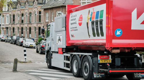 Elektrische inzamelwagen rijdt door de straten van Alkmaar