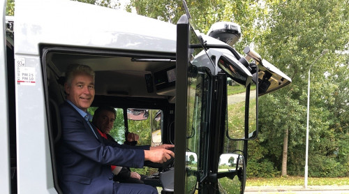 wethouder test elektrische veegwagen