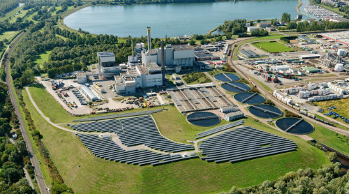 Foto van de HVC locatie aan de Baanhoekweg in Dordrecht met daarop het zonnnepark, slibverwerkingsinstallatie en de afval-energiecentrale