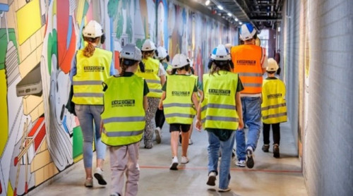 schoolkinderen lopen door gang in afvalenergiecentrale