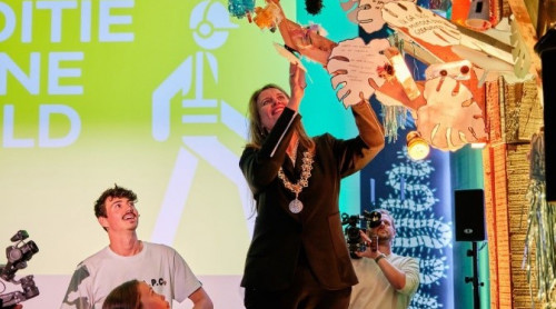 Burgemeester Anja Schouten voegt haar tekst toe aan een levensboom