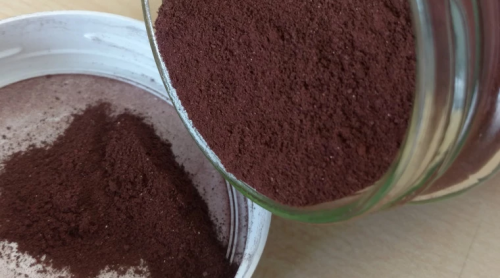 Kunstmestkorrels in een potje