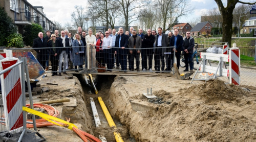 Foto van een bezoek aan een werklocatie waar samenwerkt wordt in de ondergrond