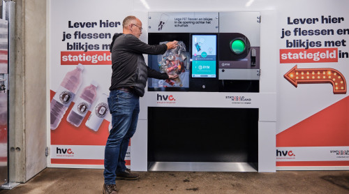 Man leegt zak met statiegeldflesjes in bulkmachine