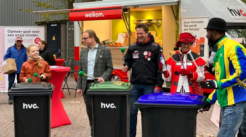 Percussie op afvalbakken tijdens mobiele milieustraat in Opmeer