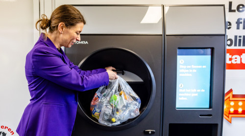 Wethouder Tanja de Jonge van gemeente Dordrecht levert de eerste zak statiegeldverpakkingen in