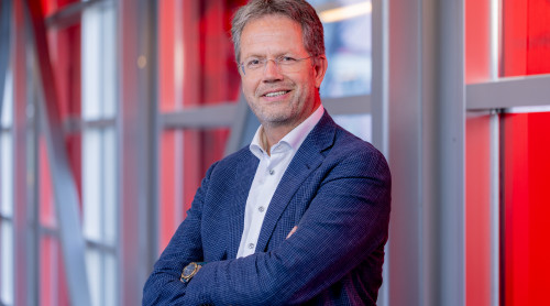 algemeen directeur Dion van Steensel voor raam