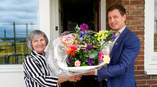 13.000ste klant ontvangt bloemen