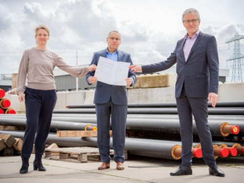 Overhandiging Industriestandaard aan Vewin. Jorien Schaaf (EBN) en Frank Schoof (Geothermie Nederland) bieden de Industriestandaard Duurzaam Putontwerp aan aan Hans de Groene (Vewin).