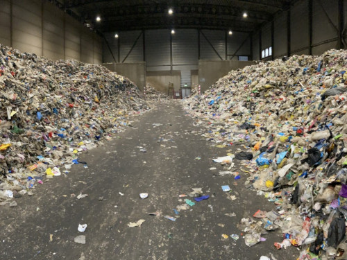2 bergen plastic bij kunststofsorteerinstallatie