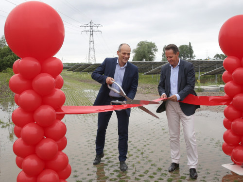 van links naar rechts: wethouder Rik van der Linden en Arjan ten Elshof, directeur Duurzame Energie van HVC openen zonnepark Amstelwijck