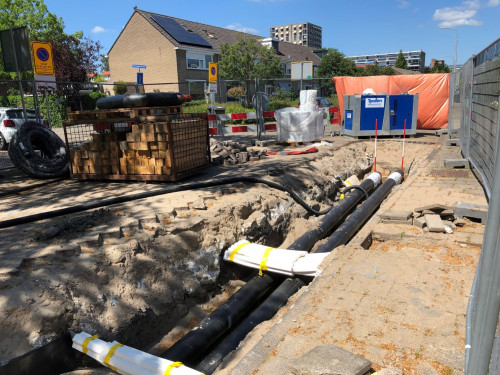 Foto van de aanleg van het warmtenet in de Merelstraat in Sliedrecht