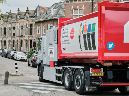 Elektrische inzamelwagen rijdt door de straten van Alkmaar