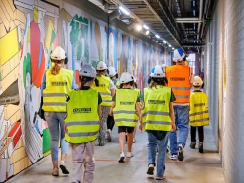 schoolkinderen lopen door gang in afvalenergiecentrale