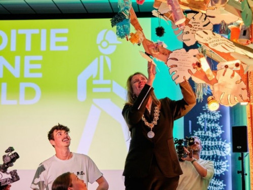 Burgemeester Anja Schouten voegt haar tekst toe aan een levensboom 