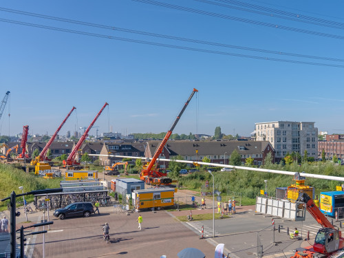 Foto van het aanbrengen van de 1200 meter lange warmteleiding tussen Sliedrecht en Dordrecht