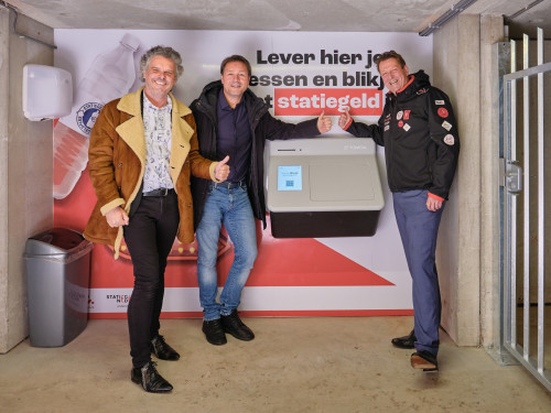 Wethouders van gemeente Zaanstad en Wormerland openen samen met HVC directeur Inzameling de bulkmachine