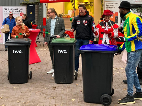 Percussie op afvalbakken tijdens mobiele milieustraat in Opmeer