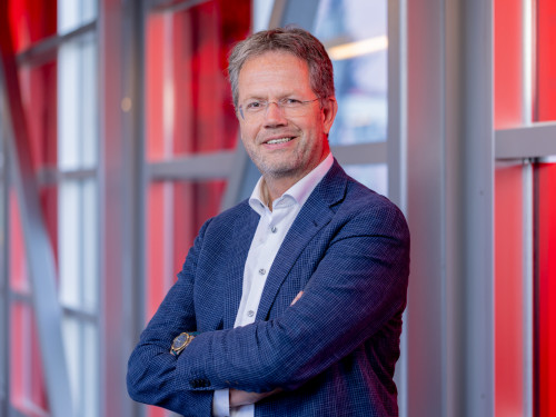 algemeen directeur Dion van Steensel voor raam
