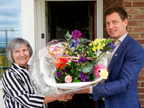 13.000ste klant ontvangt bloemen